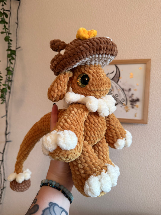 Ajoutez une touche de magie à votre quotidien avec cette peluche dragon au crochet, réalisée entièrement à la main dans des tons inspirés de l’automne et de la chasse aux champignons. 🍄

Crochetée avec un fil chenille certifié Oeko-Tex et rembourrée de ouate hypoallergénique, cet amigurumi dragon&nbsp;convient aux collectionneurs comme aux amateurs de dragons et de cottagecore.