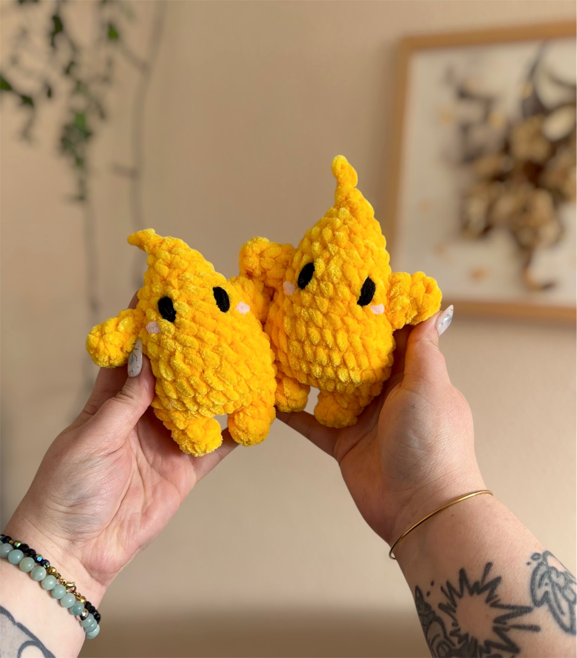 Peluche Étoile Luma (Mario Bros) en crochet – Amigurumi étoile kawaii fait main 💫

Ajoutez une touche de douceur et de mignonnerie à votre quotidien avec notre peluche Luma (Mario Bros) en crochet, réalisé entièrement à la main dans des tons inspirés des étoiles et du jeu Mario Bros. 💫

Crocheté avec un fil chenille certifié Oeko-Tex et rembourré de ouate hypoallergénique, cet amigurumi Luma en crochet convient aux enfants de 3 ans et plus.
Hell of Persephone Crochet