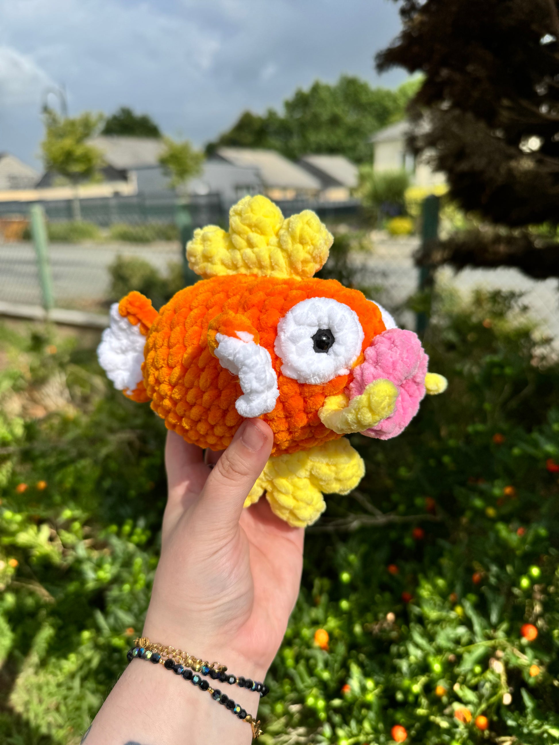peluche artisanale Pokémon Magicarpe au crochet avec nageoires en fil de laine chenille crocheté