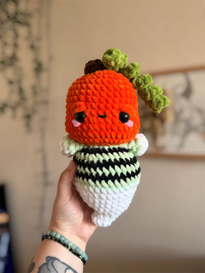 Peluche Fantôme Citrouille au Crochet – Amigurumi fait main

Craquez pour cette peluche fantôme citrouille en crochet, une création artisanale unique crochetée à la main par mes soins. Douce et idéale pour la serrer toute contre soi pour une séance de câlins, ce fantôme citrouille ravira les amoureux d'Halloween et de l'automne !
