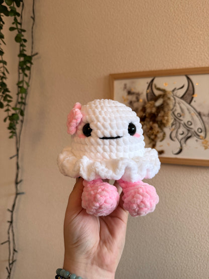 Craquez pour cette peluche fantôme girly en crochet, une création artisanale unique crochetée à la main par mes soins. Douce et idéale pour la serrer toute contre soi pour une séance de câlins, ce fantôme ravira les amoureux d'Halloween et de l'automne !

Crochetée avec de laine chenille et de rembourrage ouate certifiés Oeko-Tex&nbsp;✅, cette peluche fantôme&nbsp;combine douceur inégalable et sécurité. Chaque exemplaire est crocheté en France avec soin dans mon petit atelier en Bretagne, faisant de votre c