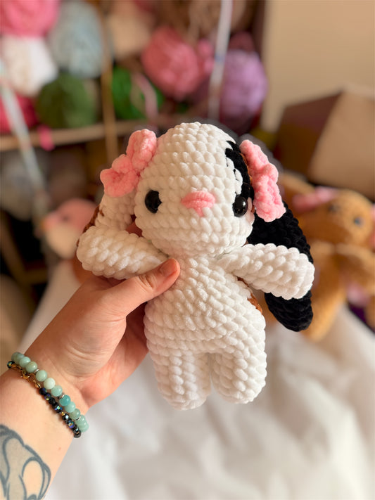 Ajoutez une touche de mignonnerie à votre quotidien avec ce lapin en crochet, réalisé entièrement à la main dans des tons inspirés de cet animal trop mignon. 🐰🎀

Crocheté avec un fil chenille certifié Oeko-Tex et rembourré de ouate hypoallergénique, cet amigurumi lapin en crochet convient aux collectionneurs comme aux amateurs de l’animal.