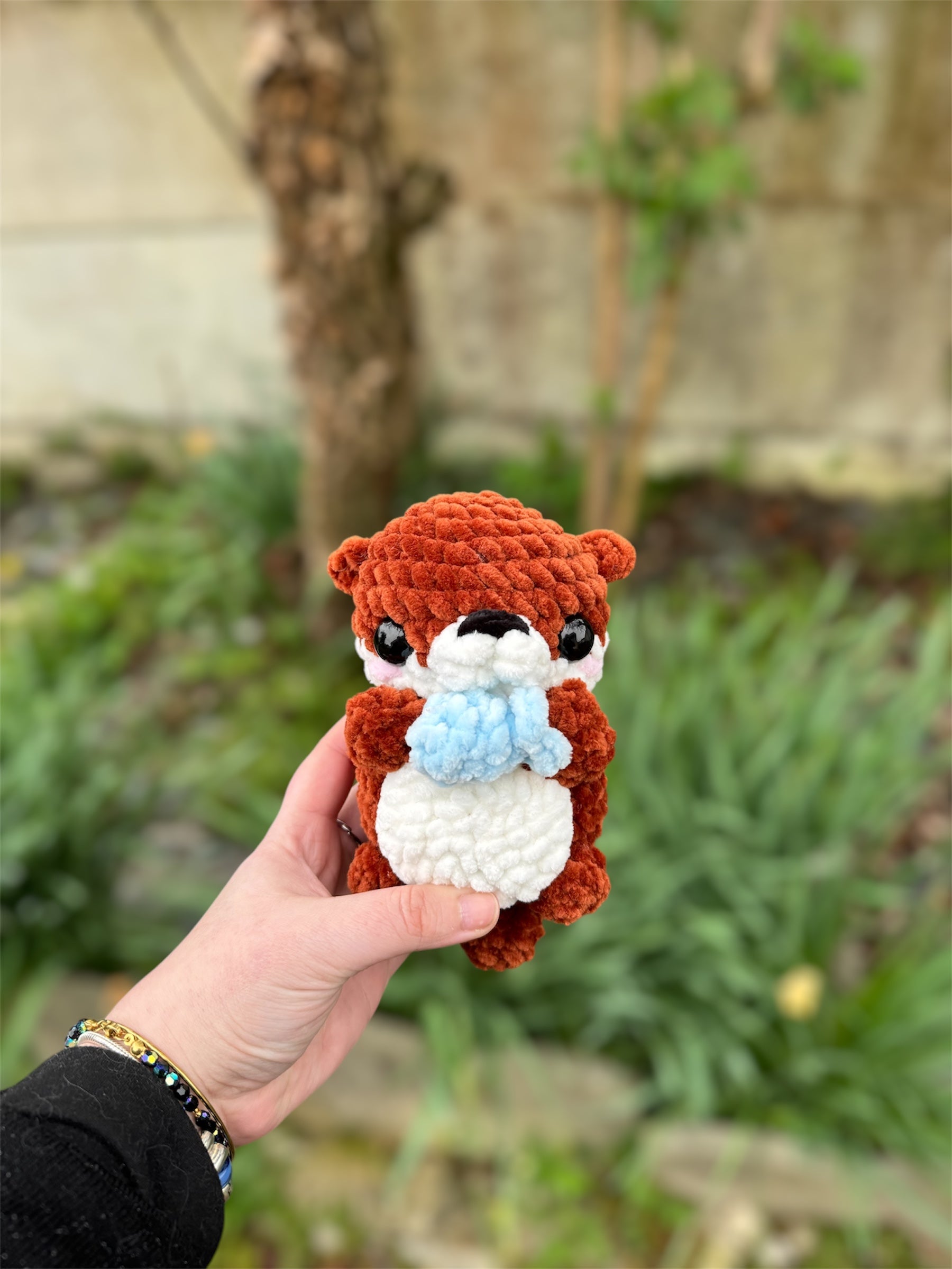 peluche au crochet, peluche loutre au crochet, amigurumi loutre chonky otter plushie