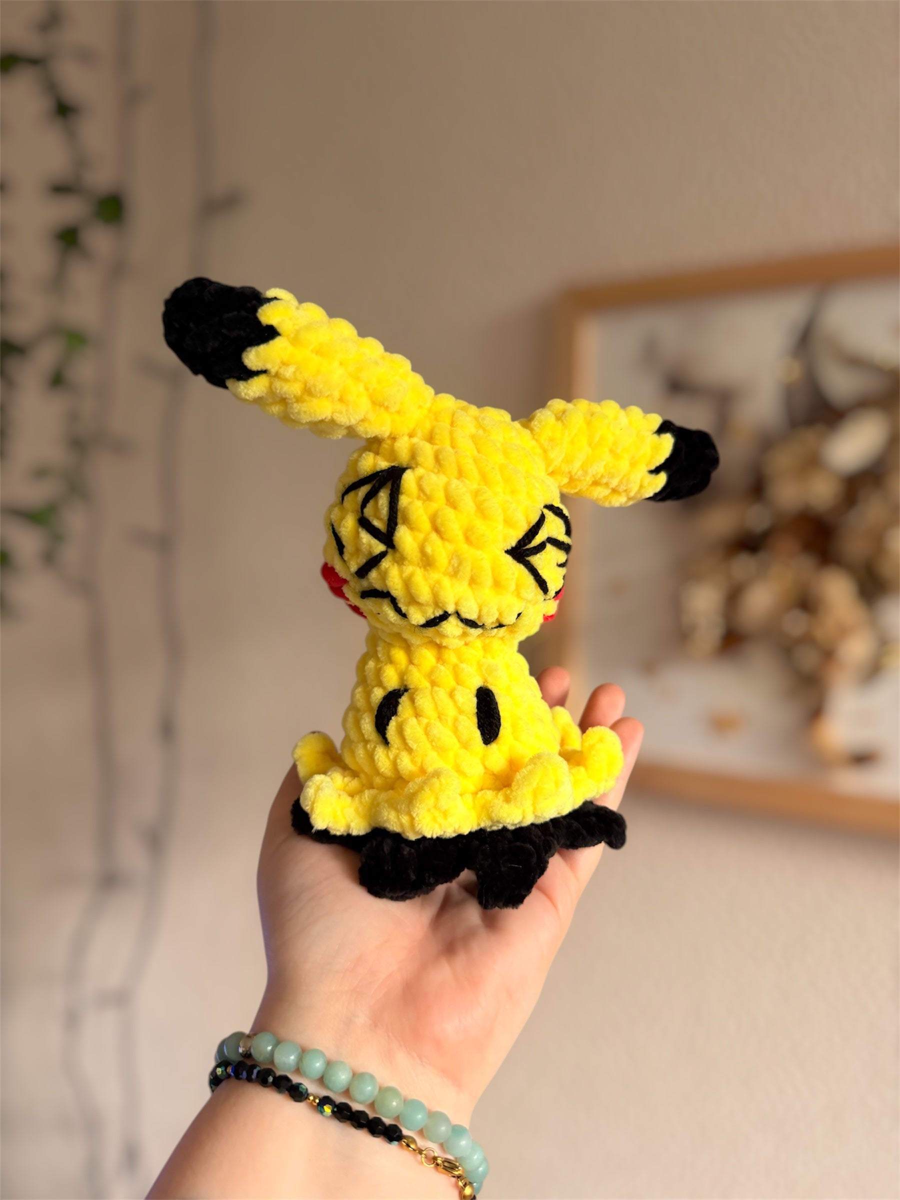 Peluche Mimiqui au Crochet – Amigurumi Pokémon fait main 💗

Craquez pour ce belle peluche Mimiqui au crochet, une création artisanale unique inspirée de l’univers Pokémon et crochetée à la main par mes soins.

Un Pokémon de collection en version crochet

Crochetée avec de laine chenille et de rembourrage ouate certifiés Oeko-Tex notre peluche Mimiqui en crochet combine douceur inégalable et originalité. Chaque exemplaire est crocheté en France avec soin dans mon petit atelier en Bretagne