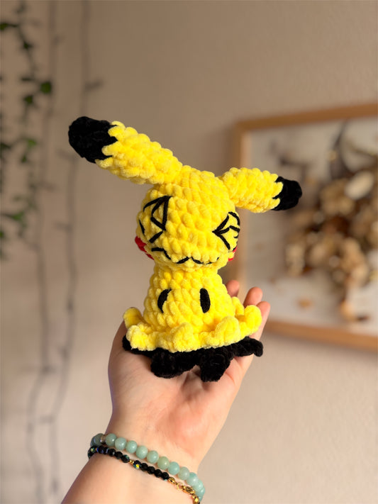 Peluche Mimiqui au Crochet – Amigurumi Pokémon fait main 💗

Craquez pour ce belle peluche Mimiqui au crochet, une création artisanale unique inspirée de l’univers Pokémon et crochetée à la main par mes soins.

Un Pokémon de collection en version crochet

Crochetée avec de laine chenille et de rembourrage ouate certifiés Oeko-Tex notre peluche Mimiqui en crochet combine douceur inégalable et originalité. Chaque exemplaire est crocheté en France avec soin dans mon petit atelier en Bretagne