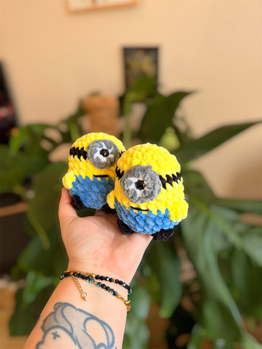 peluche minion au crochet fait main