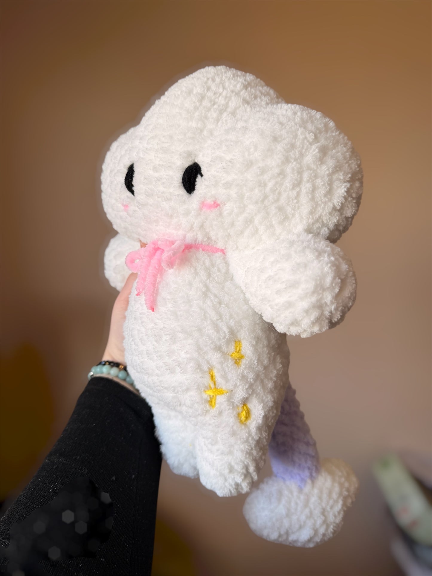 Ajoutez une touche de douceur et de coton à votre quotidien avec cette peluche nuage en crochet, réalisé entièrement à la main dans des tons inspirés des nuages et de leur aspect cotonneux. ☁️

Crocheté avec un fil chenille certifié Oeko-Tex et rembourré de ouate hypoallergénique, cet amigurumi nuage en crochet convient aux enfants de -3 ans avec ses yeux brodés.