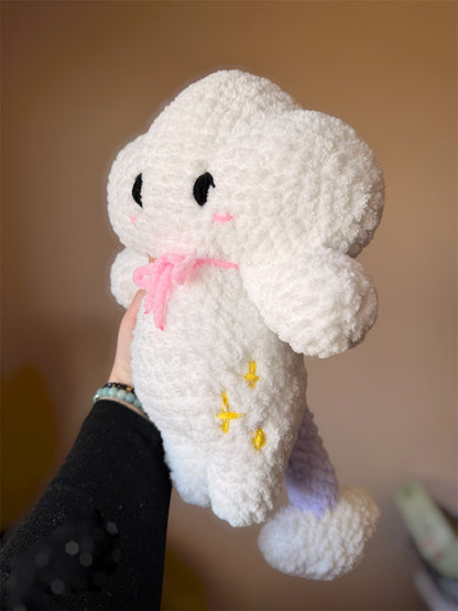 Ajoutez une touche de douceur et de coton à votre quotidien avec cette peluche nuage en crochet, réalisé entièrement à la main dans des tons inspirés des nuages et de leur aspect cotonneux. ☁️

Crocheté avec un fil chenille certifié Oeko-Tex et rembourré de ouate hypoallergénique, cet amigurumi nuage en crochet convient aux enfants de -3 ans avec ses yeux brodés.