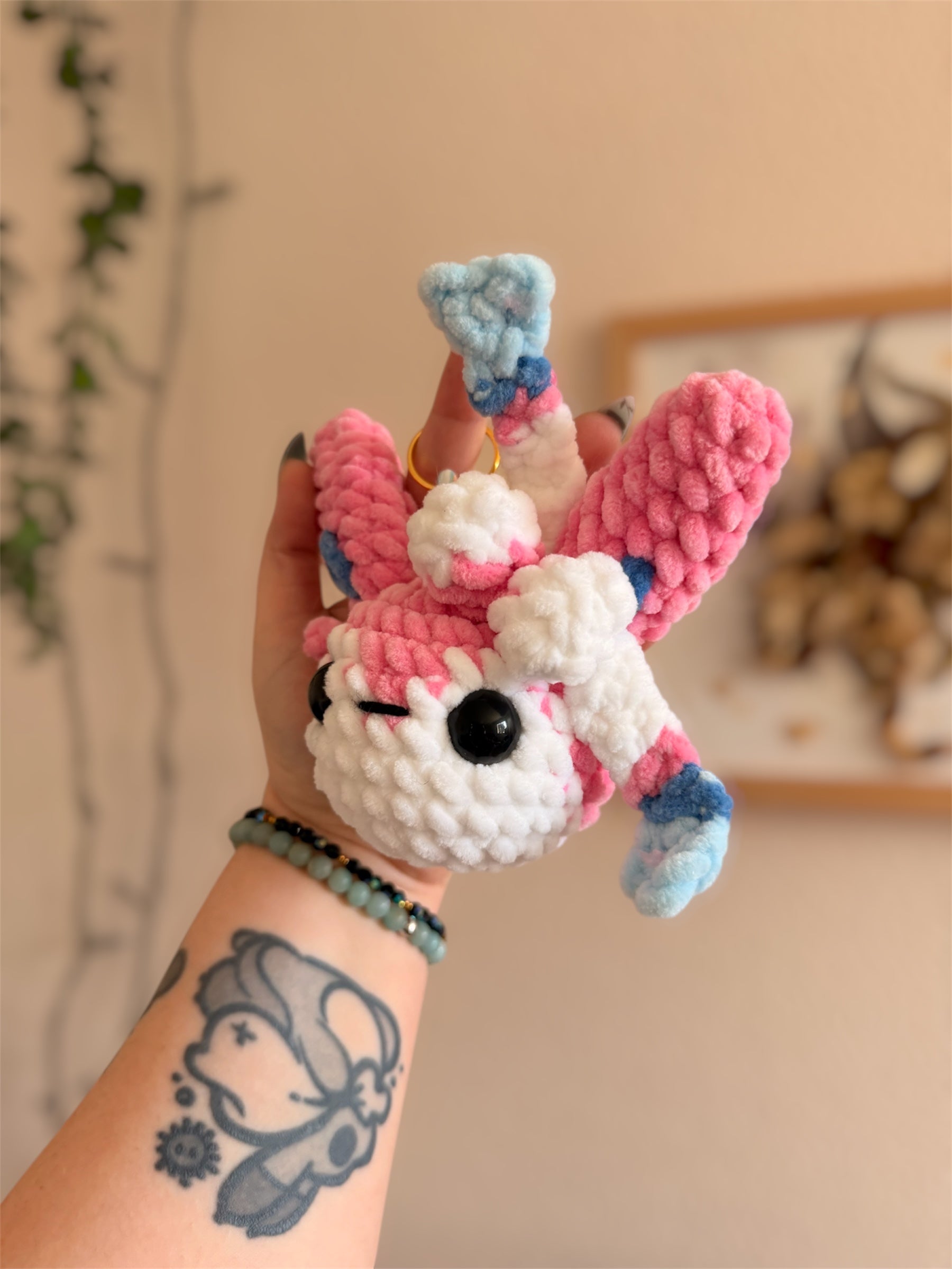 Porte-Clés/Bijou de sac Nymphali au Crochet – Amigurumi Pokémon fait main

Craquez pour ce beau porte-clés/bijou de sac Nymphali (Sylveon) au crochet, une création artisanale unique inspirée de l’univers Pokémon et crochetée à la main par mes soins.

Un Pokémon de collection en version crochet

Crochetée avec de laine chenille et de rembourrage ouate certifiés Oeko-Tex, notre porte-clés Nymphali en crochet combine douceur inégalable et originalité. 