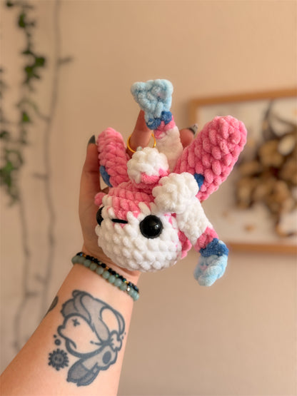 Porte-Clés/Bijou de sac Nymphali au Crochet – Amigurumi Pokémon fait main

Craquez pour ce beau porte-clés/bijou de sac Nymphali (Sylveon) au crochet, une création artisanale unique inspirée de l’univers Pokémon et crochetée à la main par mes soins.

Un Pokémon de collection en version crochet

Crochetée avec de laine chenille et de rembourrage ouate certifiés Oeko-Tex, notre porte-clés Nymphali en crochet combine douceur inégalable et originalité. 