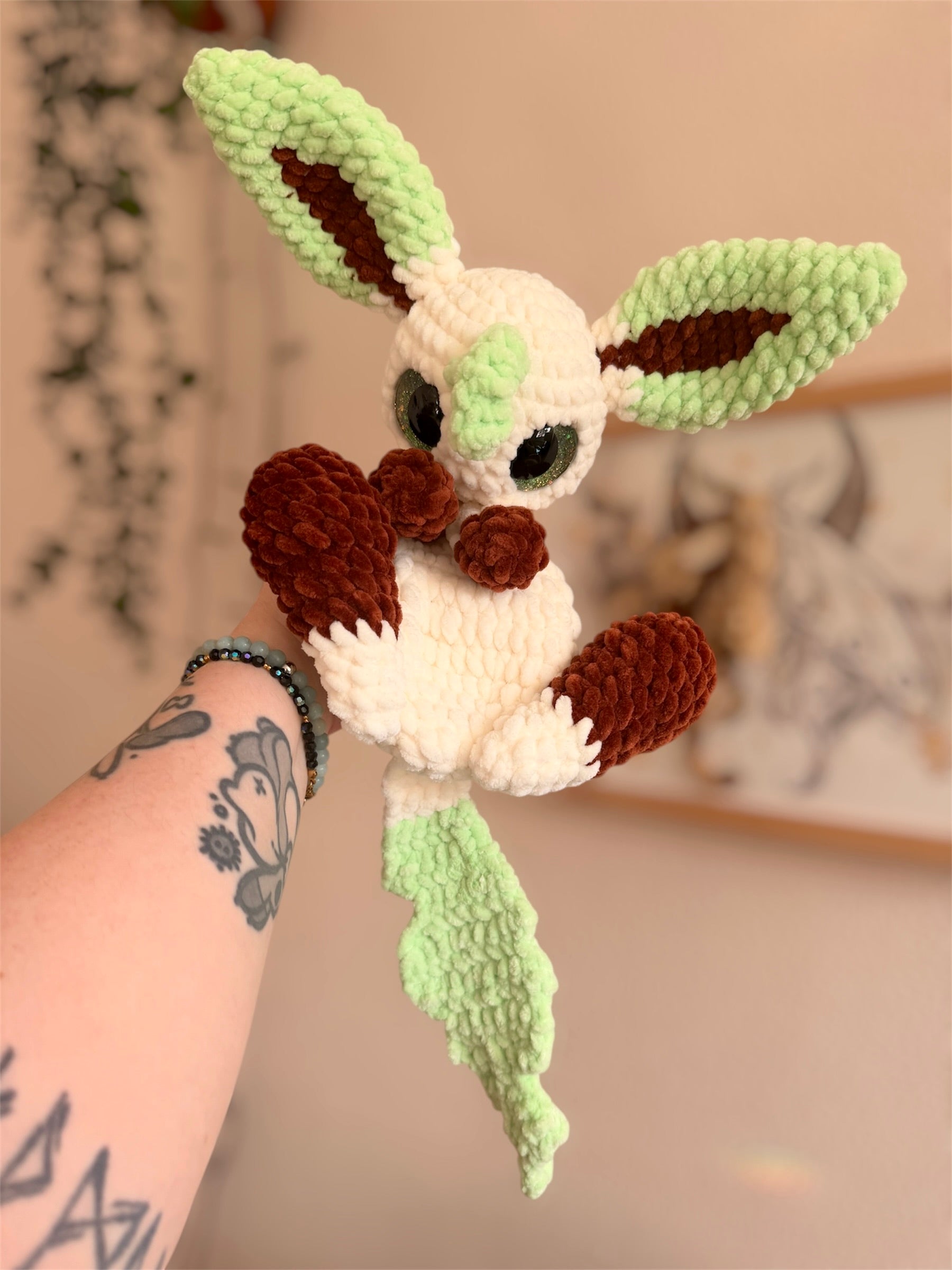 Peluche Phylalli (Leafeon) au Crochet - Amigurumi Pokémon fait main

Craquez pour cette peluche Phylalli au crochet, une création artisanale unique inspirée de l’univers Pokémon et crochetée à la main par mes soins. Avec ses 30-35cm, cette peluche amigurumi fait main impressionnera par sa taille et surtout sa douceur. Peluche en crochet fait main par Hell of Persephone