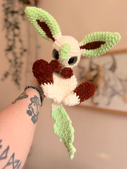 Peluche Phylalli (Leafeon) au Crochet - Amigurumi Pokémon fait main

Craquez pour cette peluche Phylalli au crochet, une création artisanale unique inspirée de l’univers Pokémon et crochetée à la main par mes soins. Avec ses 30-35cm, cette peluche amigurumi fait main impressionnera par sa taille et surtout sa douceur. Peluche en crochet fait main par Hell of Persephone