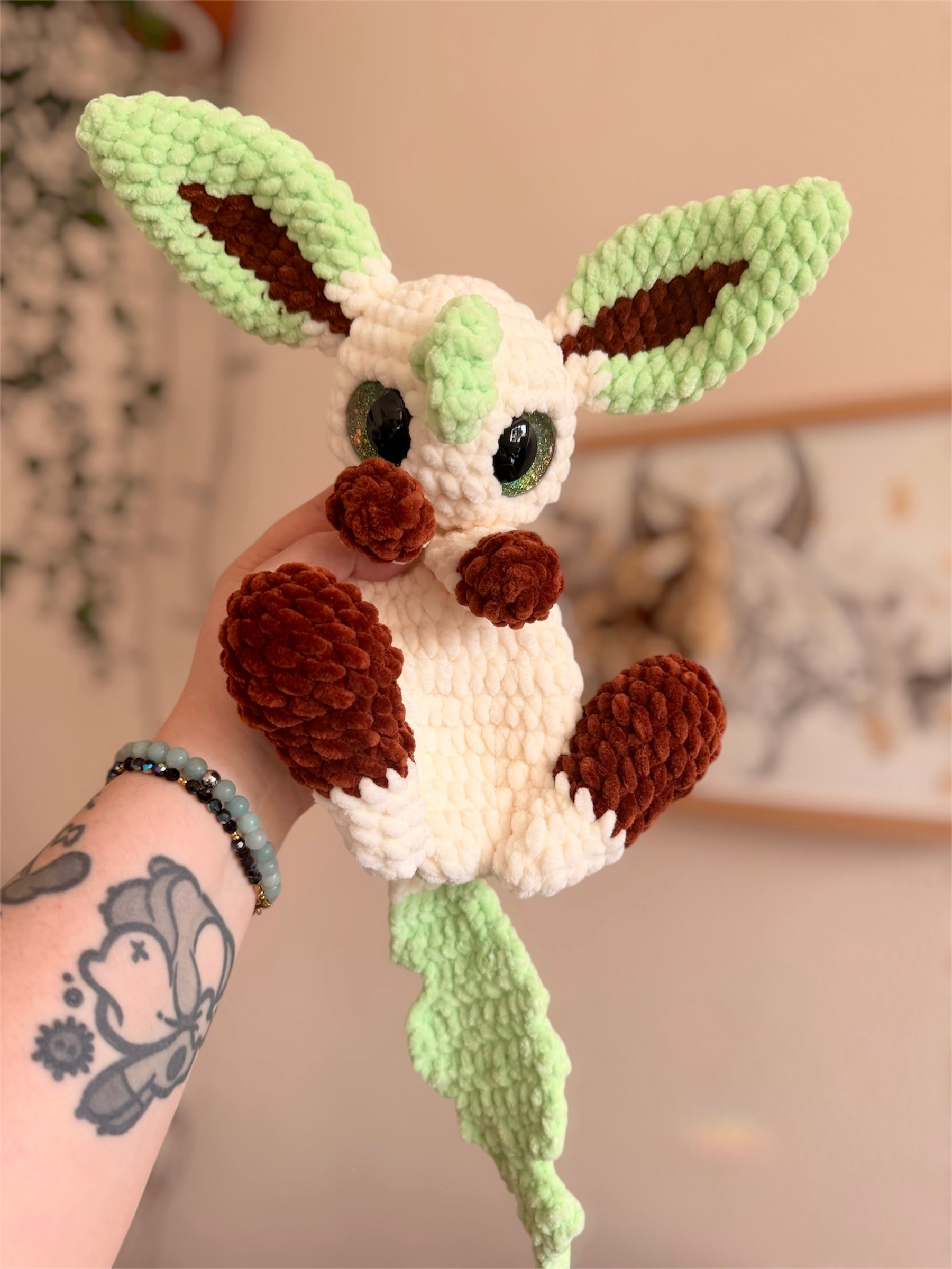 Peluche Phylalli (Leafeon) au Crochet - Amigurumi Pokémon fait main

Craquez pour cette peluche Phylalli au crochet, une création artisanale unique inspirée de l’univers Pokémon et crochetée à la main par mes soins. Avec ses 30-35cm, cette peluche amigurumi fait main impressionnera par sa taille et surtout sa douceur. Peluche en crochet fait main par Hell of Persephone