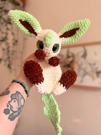 Peluche Phylalli (Leafeon) au Crochet - Amigurumi Pokémon fait main

Craquez pour cette peluche Phylalli au crochet, une création artisanale unique inspirée de l’univers Pokémon et crochetée à la main par mes soins. Avec ses 30-35cm, cette peluche amigurumi fait main impressionnera par sa taille et surtout sa douceur. Peluche en crochet fait main par Hell of Persephone