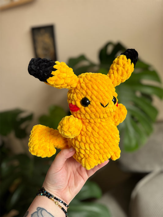 peluche Pikachu au crochet amigurumi fait main