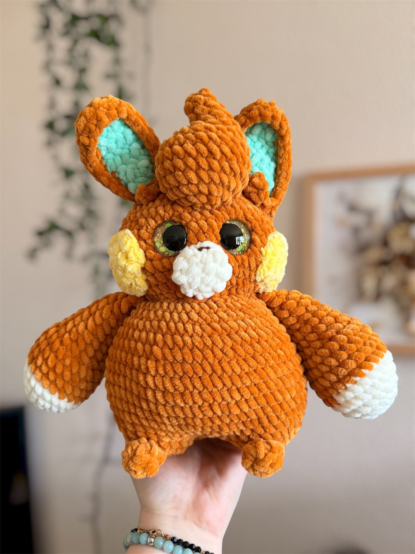 Peluche Pohmotte au Crochet – Amigurumi Pokémon fait main

Craquez pour cette peluche Pohmotte en crochet, une création artisanale unique inspirée de l’univers Pokémon et crochetée à la main par mes soins. Douce et idéale pour la serrer toute contre soi pour une séance de câlins, cette marmotte électrique ravira les fans de Pokémon !