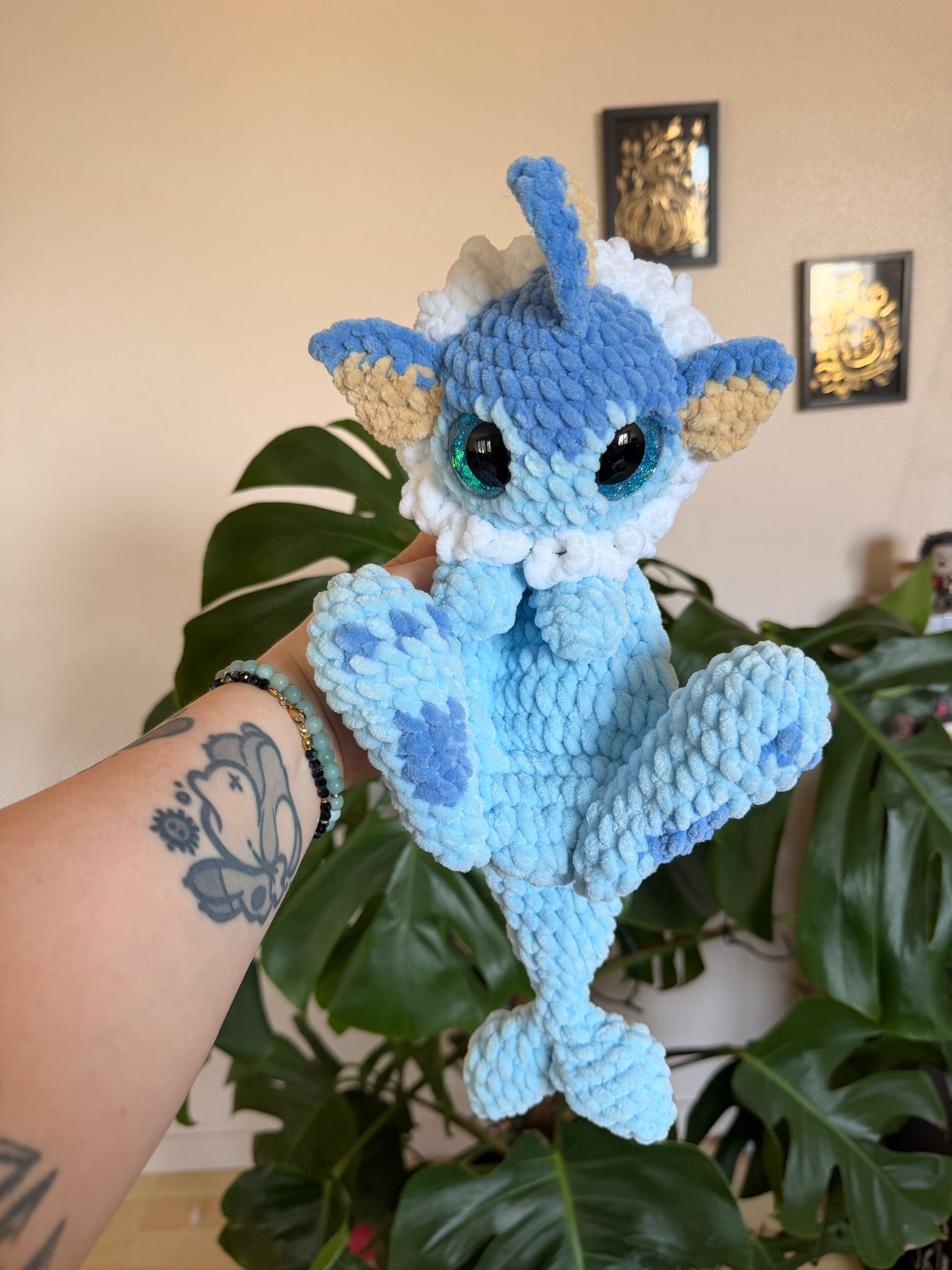 Peluche Aquali (Vaporeon) au Crochet - Amigurumi Pokémon fait main

Craquez pour cette peluche Aquali au crochet, une création artisanale unique inspirée de l’univers Pokémon et crochetée à la main par mes soins. Avec ses 30-35cm, cette peluche amigurumi fait main impressionnera par sa taille et surtout sa douceur.