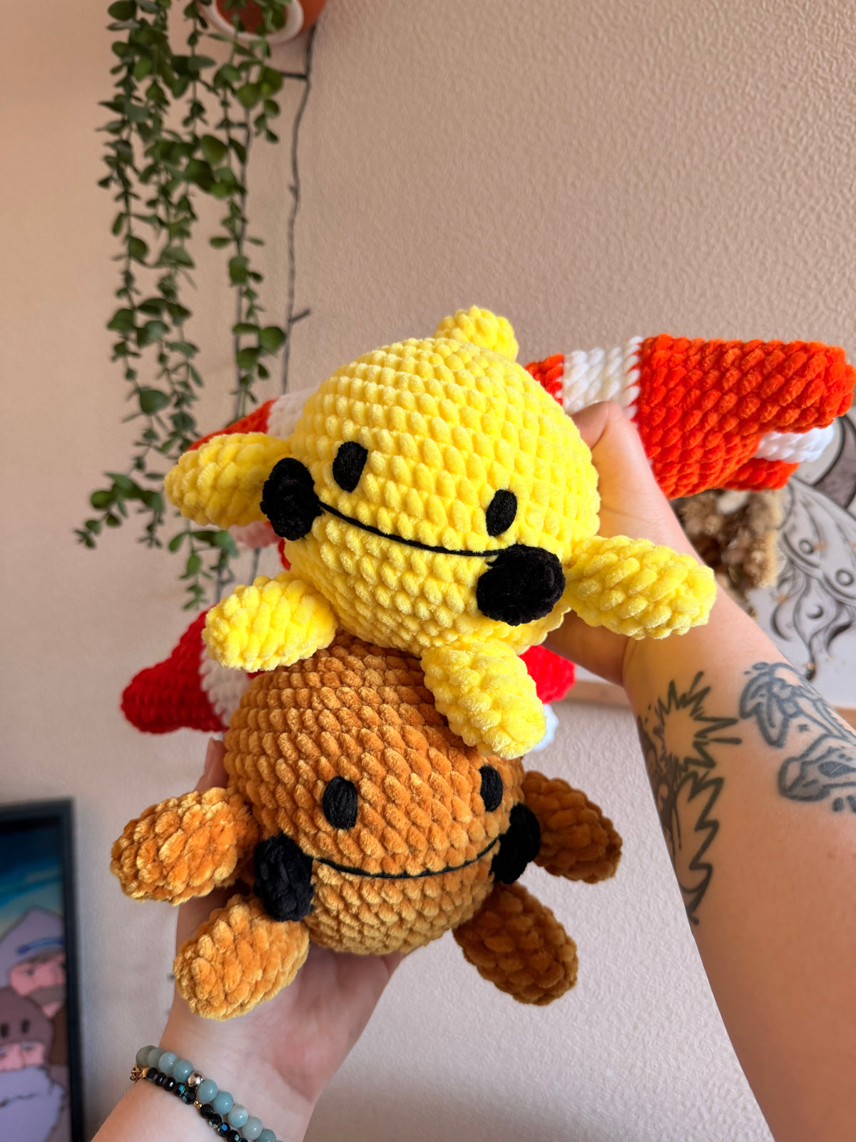 Peluche Korillon (Chingling) au Crochet – Amigurumi Pokémon fait main

Craquez pour cette peluche Korillon en crochet, une création artisanale unique inspirée de l’univers Pokémon et crochetée à la main par mes soins. Douce et idéale pour la serrer toute contre soi pour une séance de câlins, cette marmotte électrique ravira les fans de Pokémon