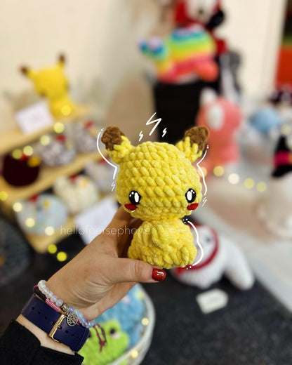 peluche pokemon pikachu crochet, pikachu crochet plushie, peluche pokemon amigurumi kawaii, amigurumi pokemon pikachu, pikachu crochet pattern, cadeau ado, pokemon lovers