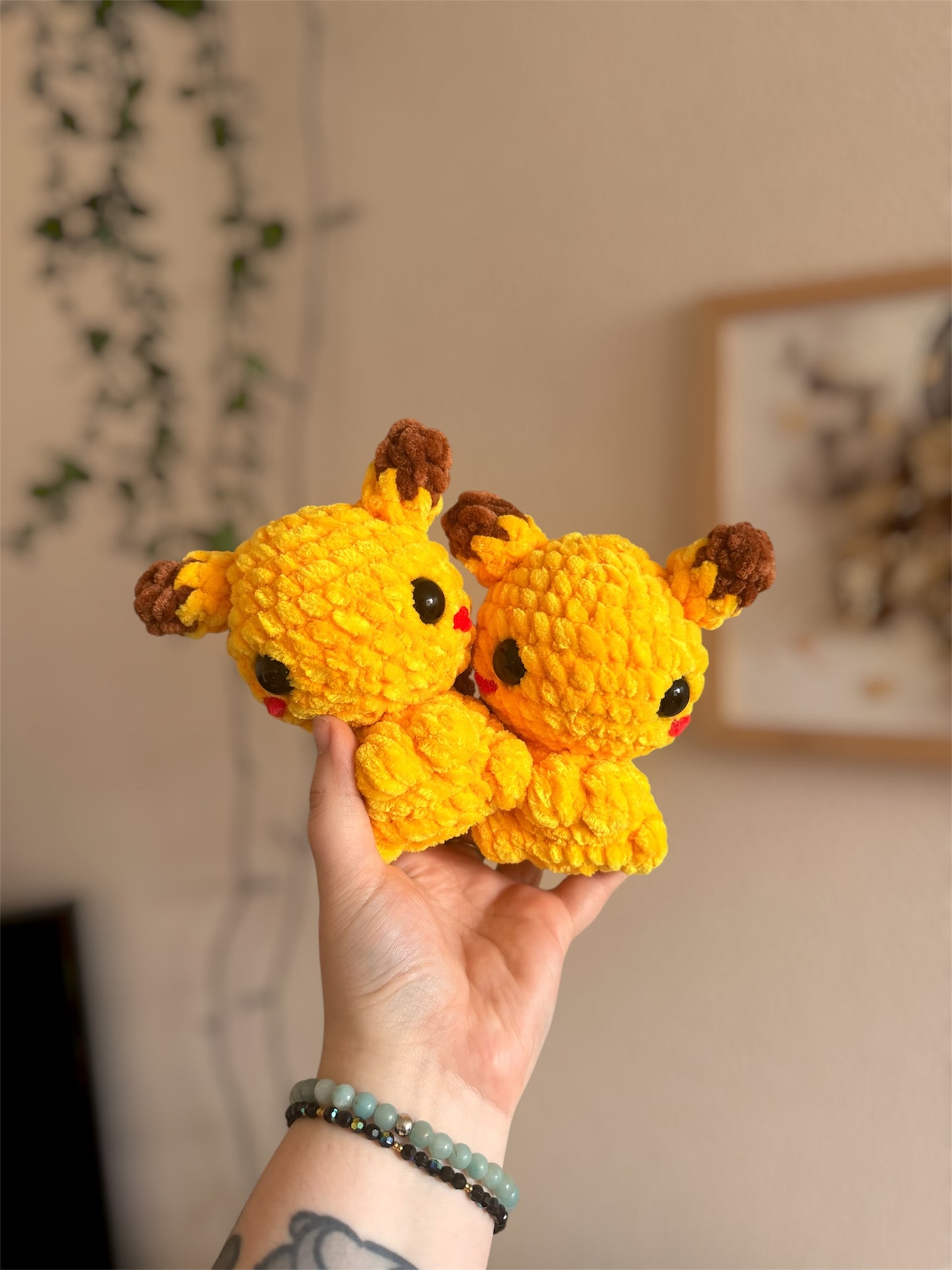 peluche pokemon pikachu crochet, pikachu crochet plushie, peluche pokemon amigurumi kawaii, amigurumi pokemon pikachu, pikachu crochet pattern, cadeau ado, pokemon lovers