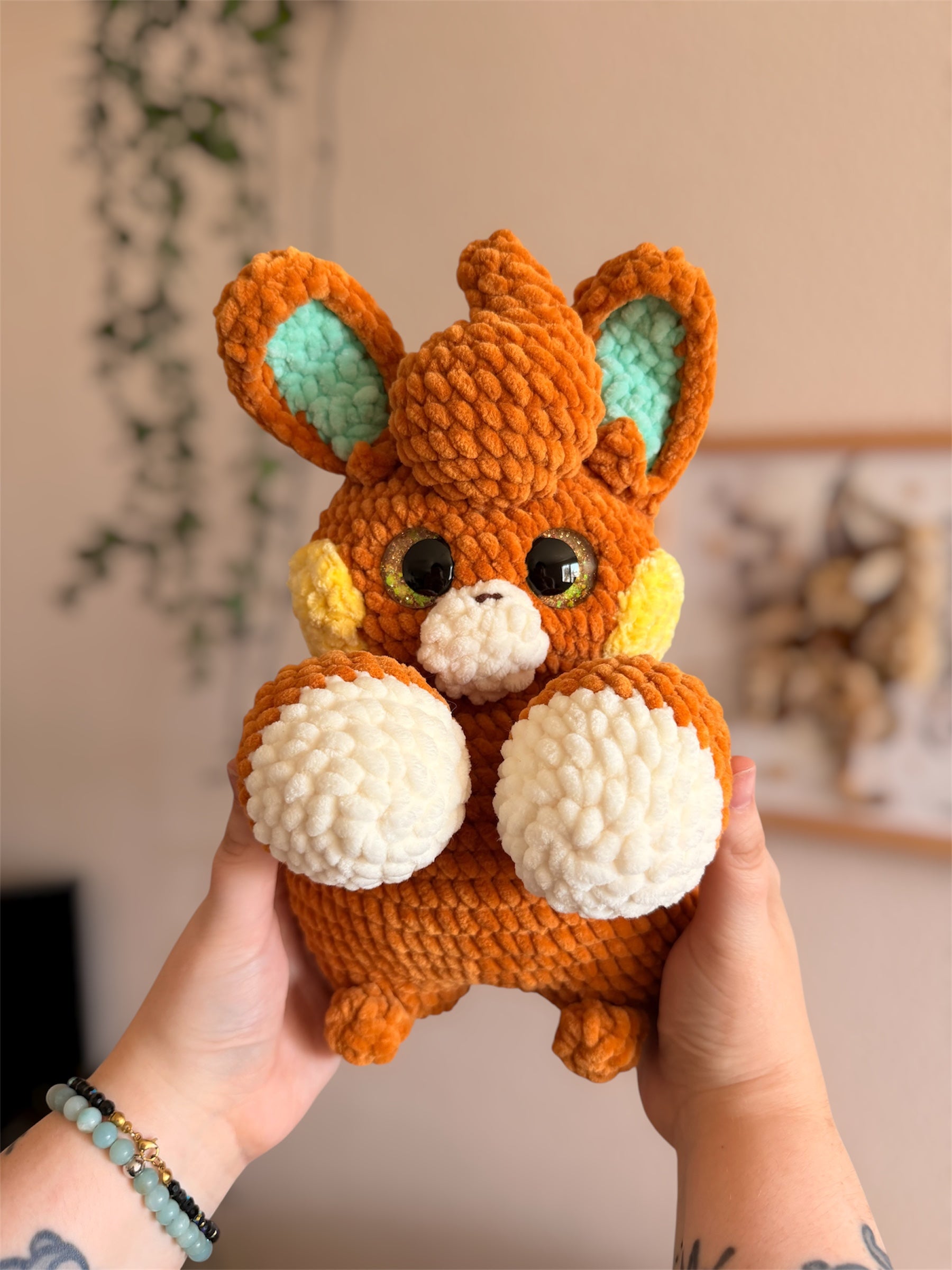 Peluche Pohmotte au Crochet – Amigurumi Pokémon fait main

Craquez pour cette peluche Pohmotte en crochet, une création artisanale unique inspirée de l’univers Pokémon et crochetée à la main par mes soins. Douce et idéale pour la serrer toute contre soi pour une séance de câlins, cette marmotte électrique ravira les fans de Pokémon !