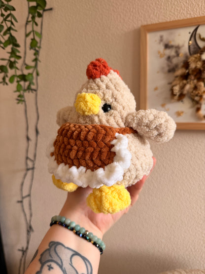 Peluche Mère Cocotte - Peluche poule en crochet 🐓

Craquez pour cette belle peluche poule au crochet, une création artisanale unique inspirée des animaux de la ferme et surtout les poules avec leur petit tablier.

Une poule et son tablier, Mère Cocotte en version crochet

Crochetée avec de laine chenille et de rembourrage ouate certifiés Oeko-Tex, notre peluche poule en crochet combine douceur inégalable et originalité. Chaque exemplaire est crocheté en France