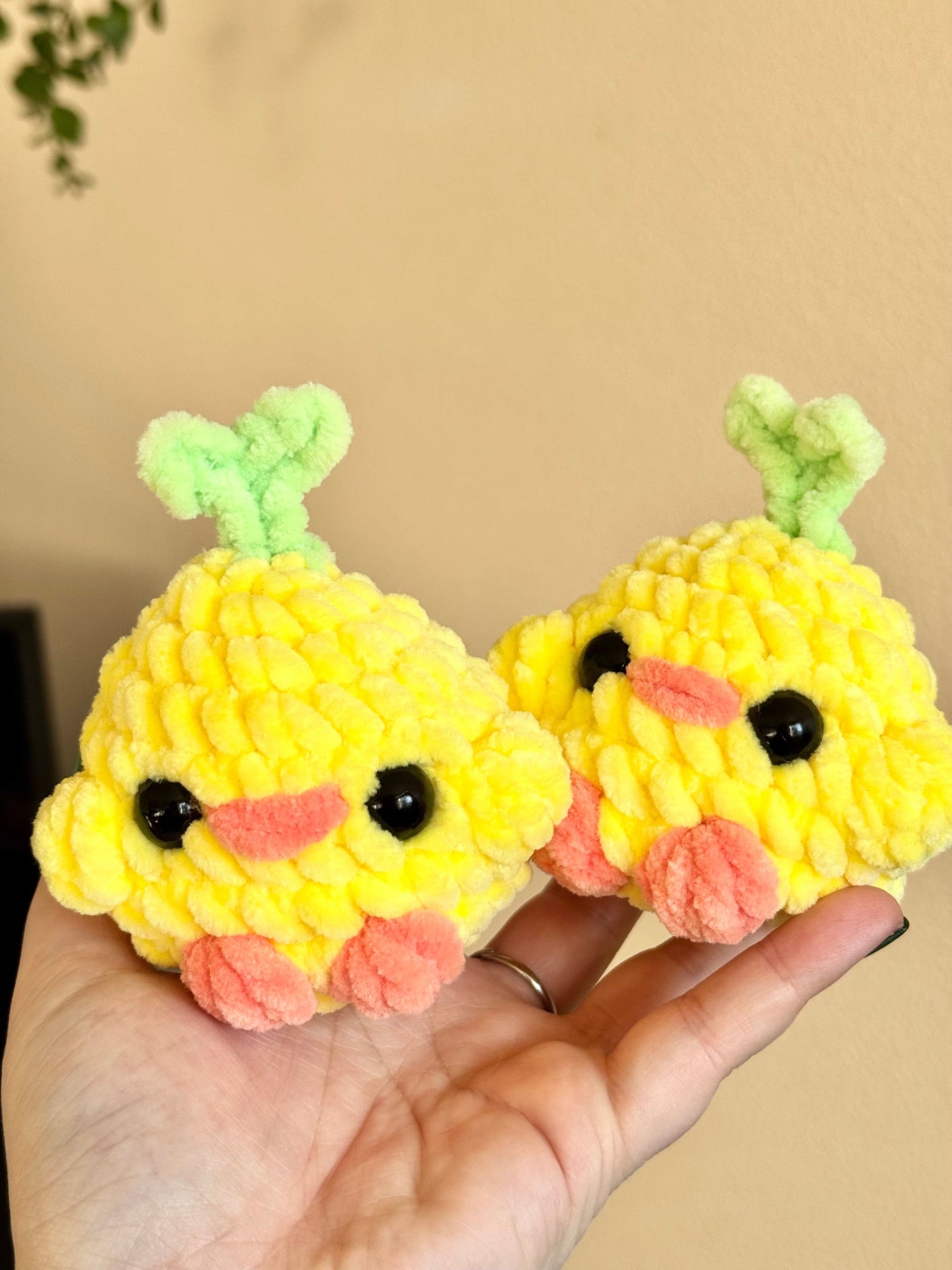 peluche poussin kawaii crochet made in france, amigurumi poussin peluche fait-main en france, poussin jaune petite pousse plante au crochet