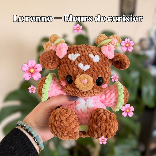Peluche Renne Fleurs de Cerisier en crochet – Amigurumi kawaii fait main 
Ajoutez une touche de printemps et de fleurs de cerisier à votre quotidien avec ce renne en crochet, réalisé entièrement à la main dans des tons inspirés du printemps, des beaux jours et des cerisiers en fleurs.