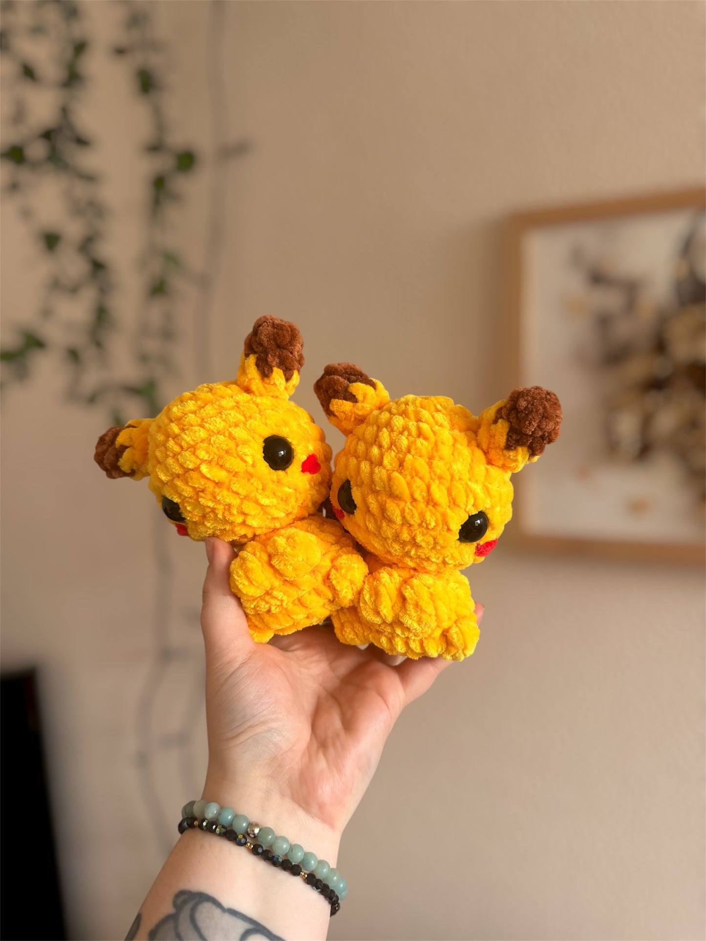 peluche pokemon pikachu crochet, pikachu crochet plushie, peluche pokemon amigurumi kawaii, amigurumi pokemon pikachu, pikachu crochet pattern, cadeau ado, pokemon lovers