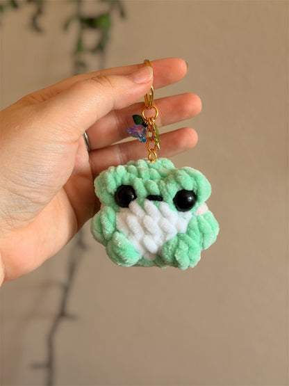 Porte-clés grenouille en crochet - Amigurumi grenouille au crochet 🐸🧶

Petit amigurumi 100% fait main, chaque grenouille en crochet est crochetée avec soin, dans un fil doux et certifié Oeko-Tex. Ce petit compagnon ajoutera une touche d’originalité à votre trousseau de clés, votre sac ou sac à dos.

Idéal comme cadeau fait main, il séduira aussi bien les amateurs de créations kawaii que les fans de grenouilles