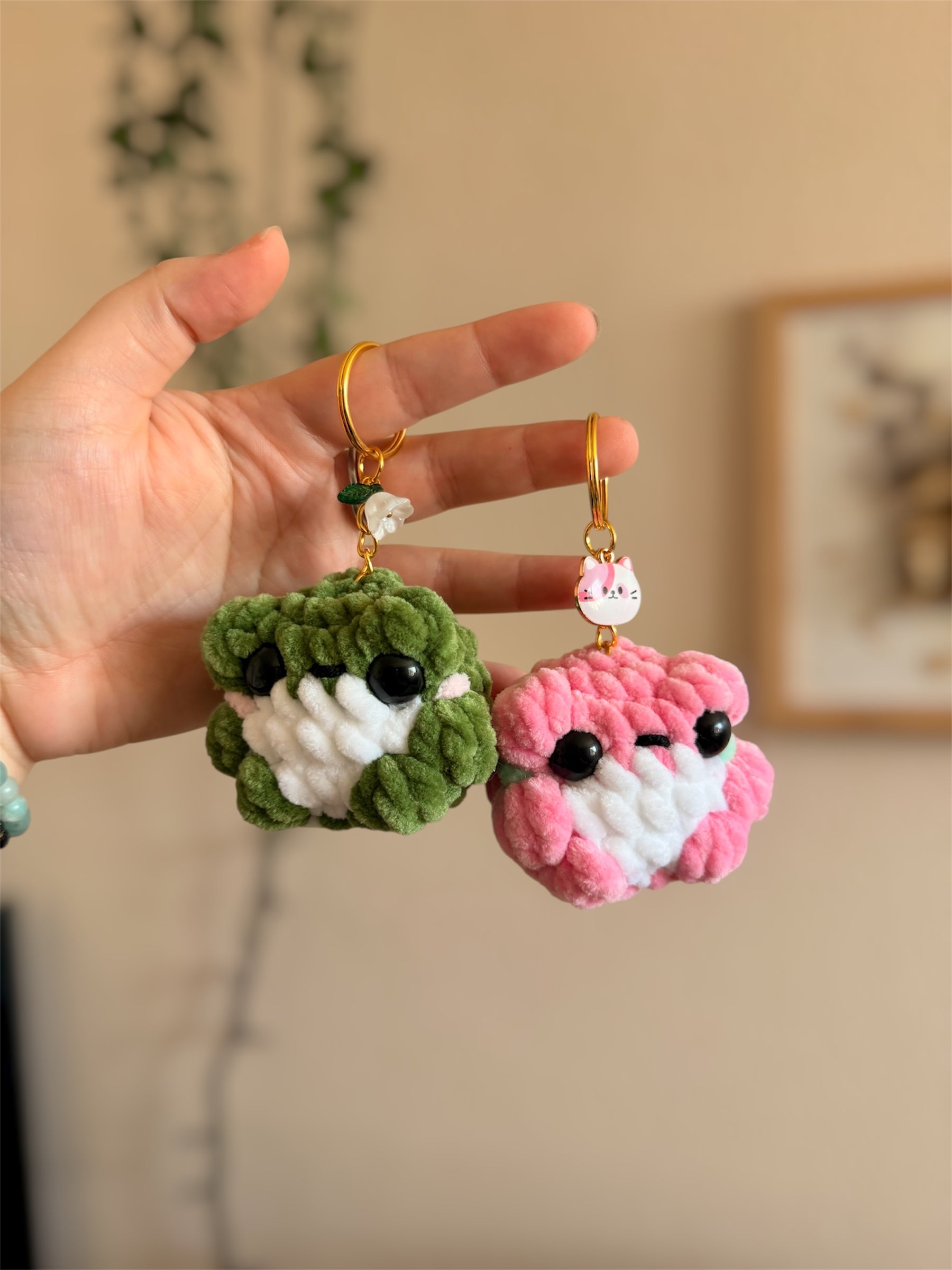 Porte-clés grenouille en crochet - Amigurumi grenouille au crochet 🐸🧶

Petit amigurumi 100% fait main, chaque grenouille en crochet est crochetée avec soin, dans un fil doux et certifié Oeko-Tex. Ce petit compagnon ajoutera une touche d’originalité à votre trousseau de clés, votre sac ou sac à dos.

Idéal comme cadeau fait main, il séduira aussi bien les amateurs de créations kawaii que les fans de grenouilles
