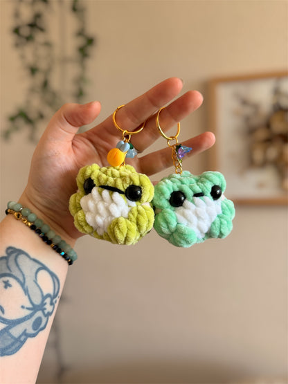 Porte-clés grenouille en crochet - Amigurumi grenouille au crochet 🐸🧶

Petit amigurumi 100% fait main, chaque grenouille en crochet est crochetée avec soin, dans un fil doux et certifié Oeko-Tex. Ce petit compagnon ajoutera une touche d’originalité à votre trousseau de clés, votre sac ou sac à dos.

Idéal comme cadeau fait main, il séduira aussi bien les amateurs de créations kawaii que les fans de grenouilles