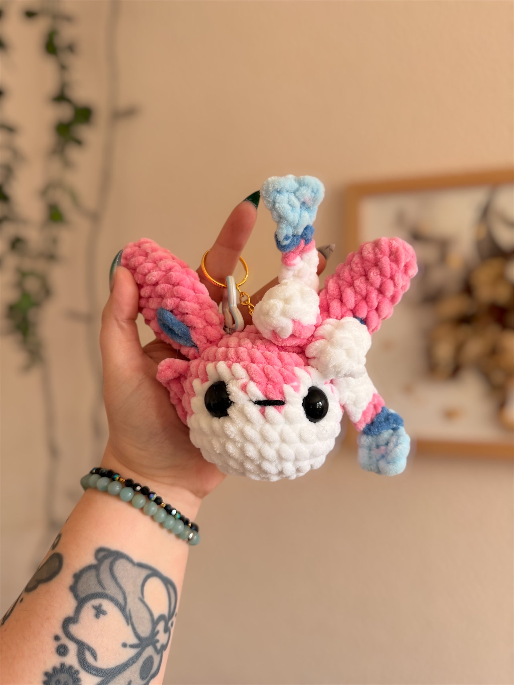 Porte-Clés/Bijou de sac Nymphali au Crochet – Amigurumi Pokémon fait main

Craquez pour ce beau porte-clés/bijou de sac Nymphali (Sylveon) au crochet, une création artisanale unique inspirée de l’univers Pokémon et crochetée à la main par mes soins.

Un Pokémon de collection en version crochet

Crochetée avec de laine chenille et de rembourrage ouate certifiés Oeko-Tex, notre porte-clés Nymphali en crochet combine douceur inégalable et originalité. 