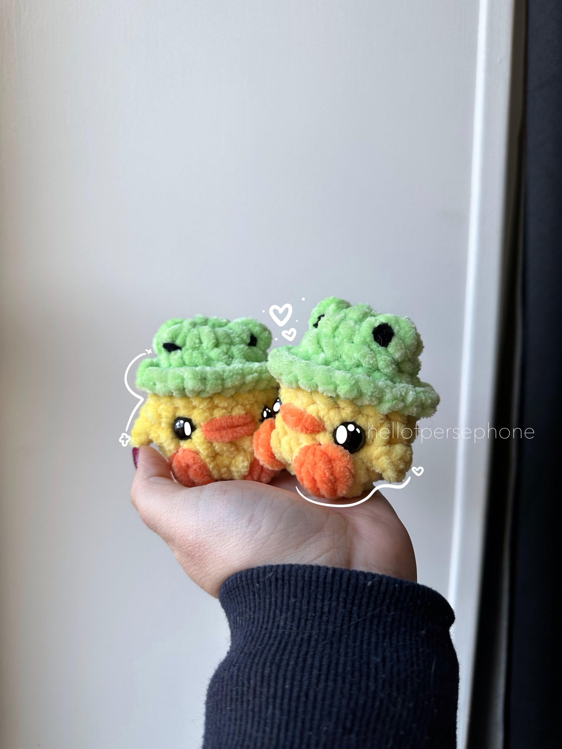 poussin chapeau grenouille au crochet amigurumi poussin kawaii peluche fait en France