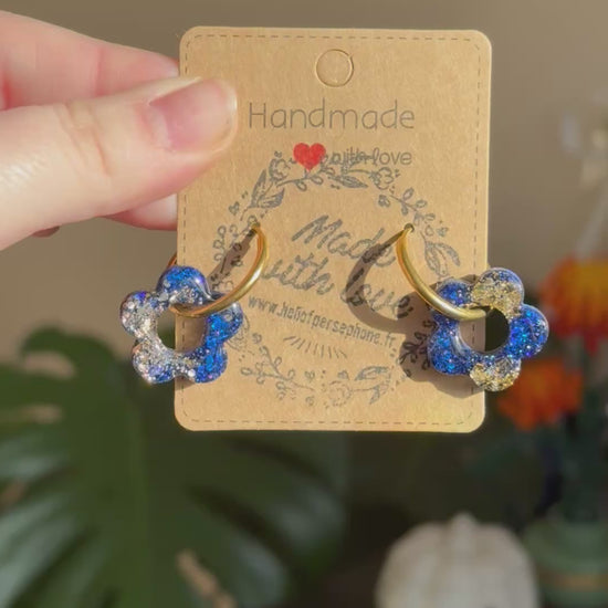 boucles d'oreilles creoles acier inoxydable fleurs resine et paillettes bleu or thème de la saint Valentin fête des amoureux, idée cadeau pour femme et fille, boucles d'oreilles en acier chirurgical pour les oreilles sensibles, légères confortables et hypoallergéniques