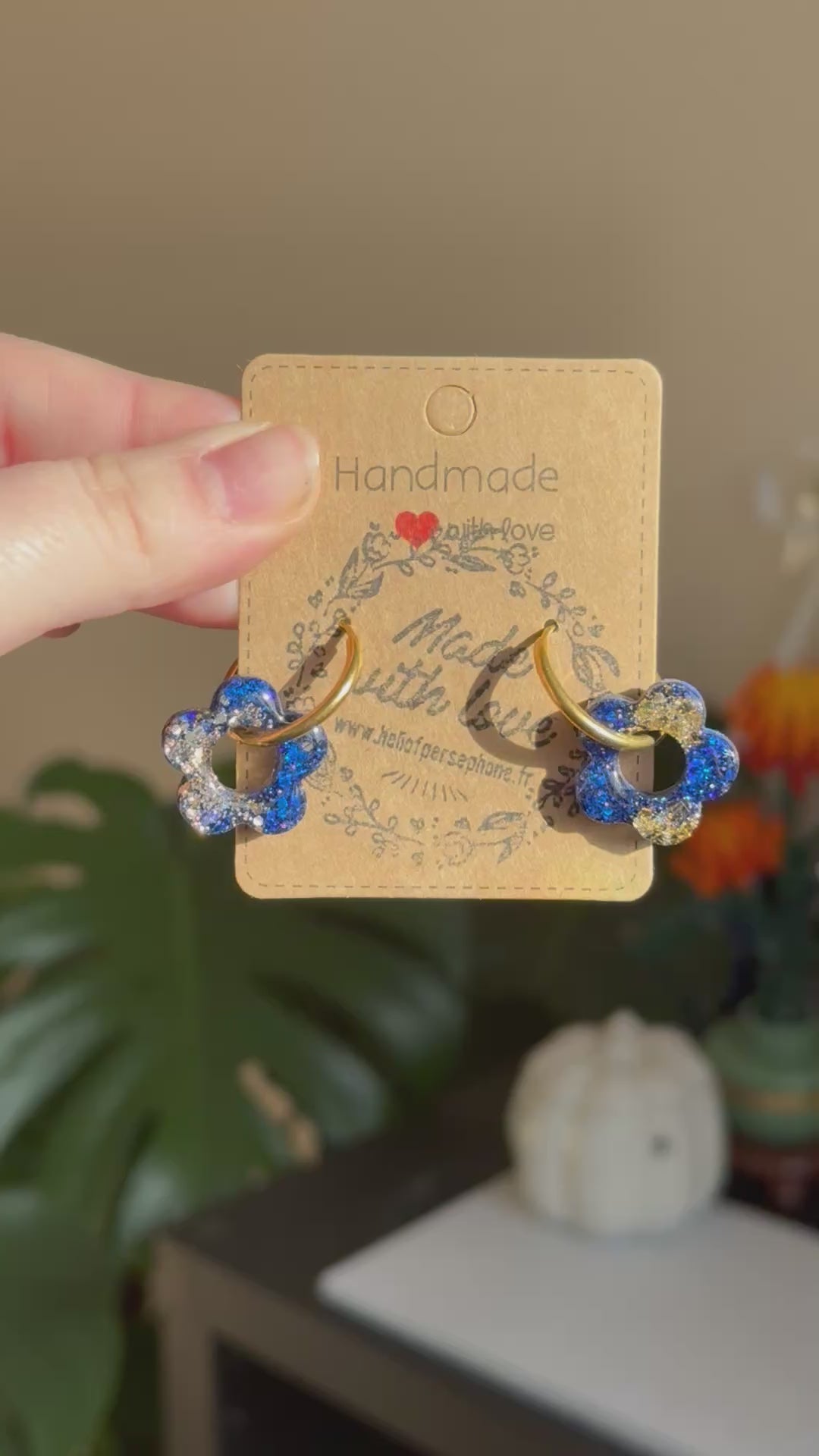 boucles d'oreilles creoles acier inoxydable fleurs resine et paillettes bleu or thème de la saint Valentin fête des amoureux, idée cadeau pour femme et fille, boucles d'oreilles en acier chirurgical pour les oreilles sensibles, légères confortables et hypoallergéniques