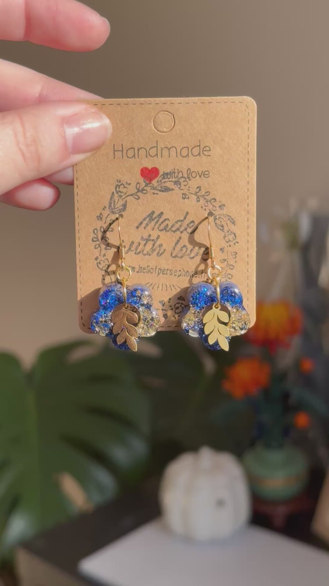 boucles d'oreilles fleurs resine paillettes et feuilles laurier bleu et or acier inoxydable, boucles d'oreilles pendantes en acier chirurgical hypoallergénique, bijoux fait-main