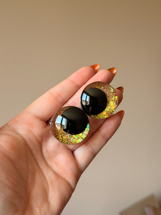 Yeux de sécurité (safety eyes) pour amigurumi et pour peluches au crochet — Dreamfyre ✨ Peints à la main avec paillettes et résine UV



Des yeux aux coloris uniques, un accessoire indispensable ou un petit plus idéal pour vous, les crocheteurs et les crocheteuses, pour embellir vos créations.