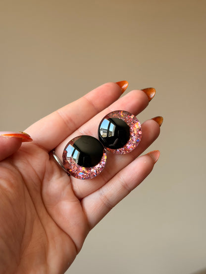 Yeux de sécurité (safety eyes) pour amigurumi et pour peluches au crochet — Dreamfyre ✨ Peints à la main avec paillettes et résine UV



Des yeux aux coloris uniques, un accessoire indispensable ou un petit plus idéal pour vous, les crocheteurs et les crocheteuses, pour embellir vos créations.