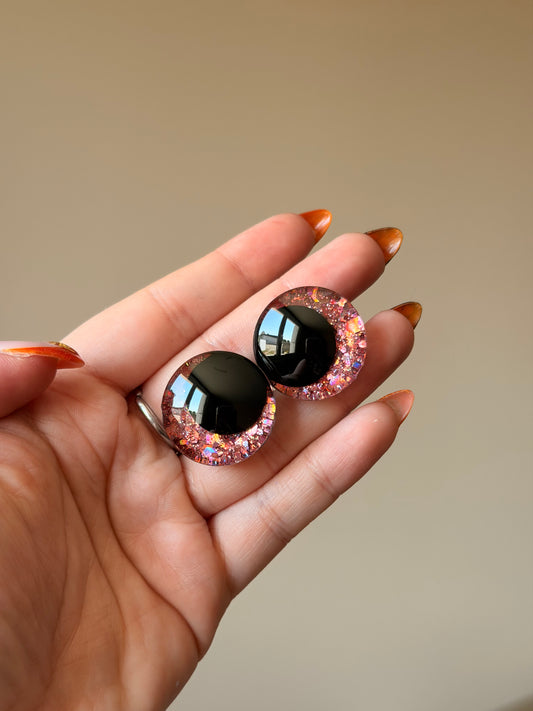 Yeux de sécurité (safety eyes) pour amigurumi et pour peluches au crochet — Dreamfyre ✨ Peints à la main avec paillettes et résine UV



Des yeux aux coloris uniques, un accessoire indispensable ou un petit plus idéal pour vous, les crocheteurs et les crocheteuses, pour embellir vos créations.