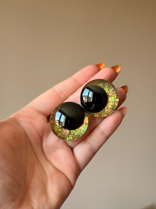 Yeux de sécurité (safety eyes) pour amigurumi et pour peluches au crochet — Dreamfyre ✨ Peints à la main avec paillettes et résine UV



Des yeux aux coloris uniques, un accessoire indispensable ou un petit plus idéal pour vous, les crocheteurs et les crocheteuses, pour embellir vos créations.