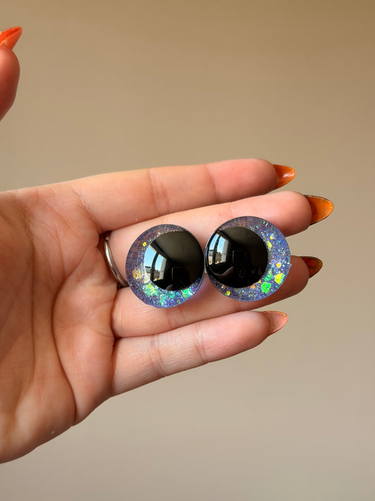 Yeux de sécurité (safety eyes) pour amigurumi et pour peluches au crochet — Dreamfyre ✨ Peints à la main avec paillettes et résine UV



Des yeux aux coloris uniques, un accessoire indispensable ou un petit plus idéal pour vous, les crocheteurs et les crocheteuses, pour embellir vos créations.